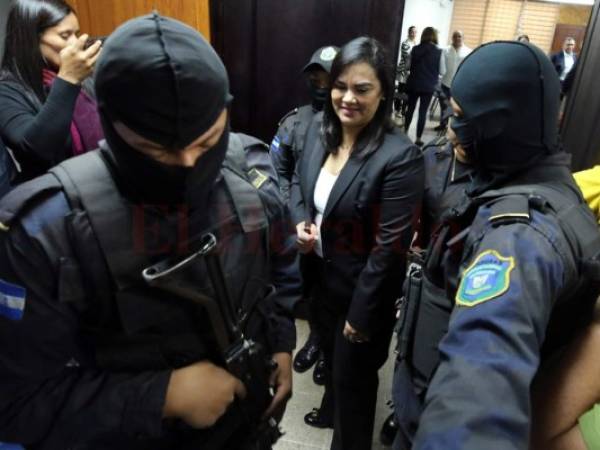 La ex primera dama Rosa Elena Bonilla llegó sonriente a los tribunales para su juicio. Foto David Romero|EL HERALDO