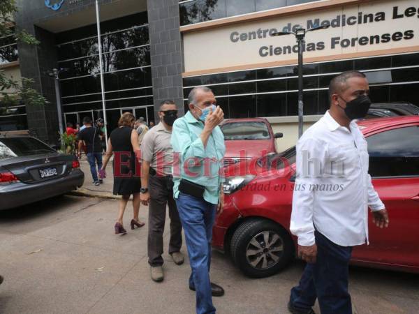 El expresidente de Honduras llegó hasta las instalaciones de Medicina Forense, lugar donde se le realizó una evaluación física y psicológica a Rosa Elena Bonilla.