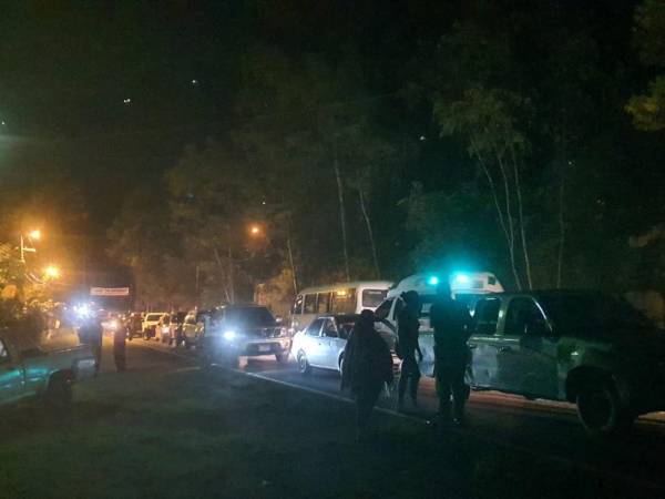 Los vecinos se apostaron por algunas horas en la vía, por lo que en la carretera se formó un pesado tráfico.