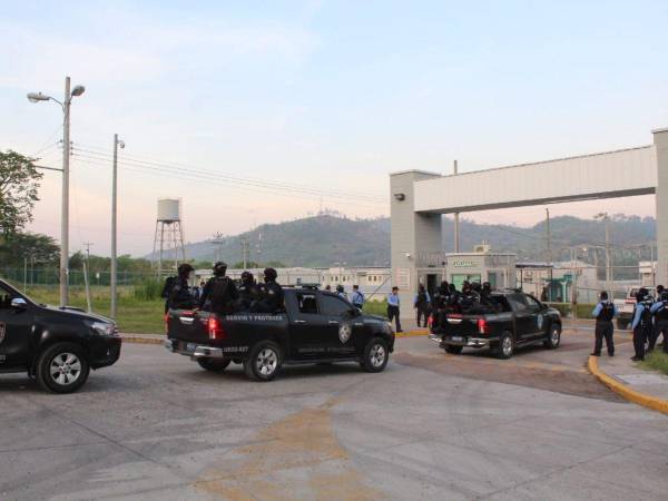 Decenas de vehículos policiales y militares ingresaron al centro penal de Ilama desde tempranas horas de este martes 23 de mayo de 2023.