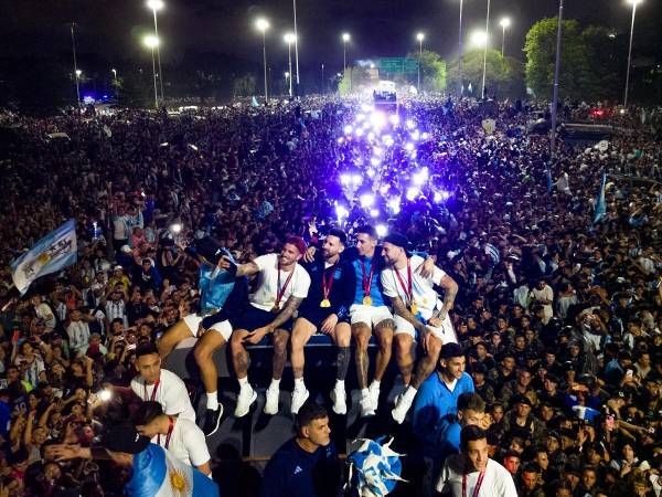 En medio de un mar de personas, la selección de Argentina arribó la madrugada de este martes a Argentina luego de lograr su tercera copa del mundo en Qatar.