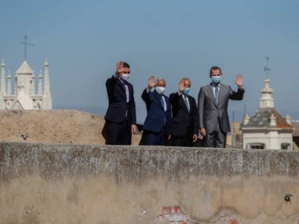 El rey Felipe VI de España y el presidente del gobierno español, Pedro Sánchez, se reunieron con el presidente de Portugal, Marcelo Rebelo de Sousa, y el primer ministro, António Costa, para celebrar sendas ceremonias en Badajoz, en el lado español de la frontera, y Elvas, Portugal.