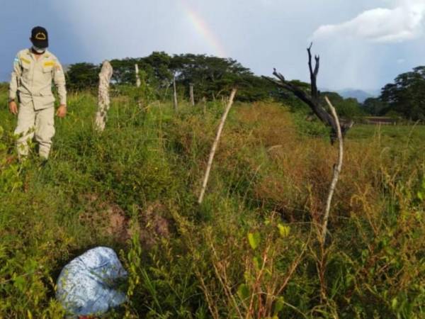 El cadáver fue descubierto en un terreno en avanzado estado de descomposición.