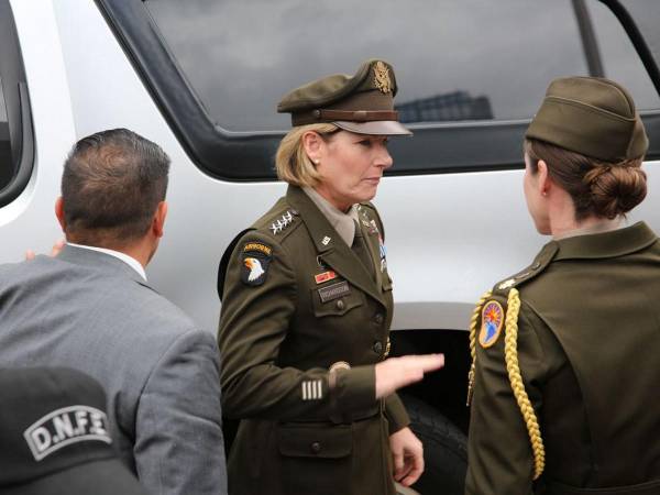 La general Richardson, quien no hizo declaraciones a la prensa, se reunió este viernes con Xiomara Castro en Casa Presidencial, acompañada de la embajadora estadounidense, Laura F. Dogu.