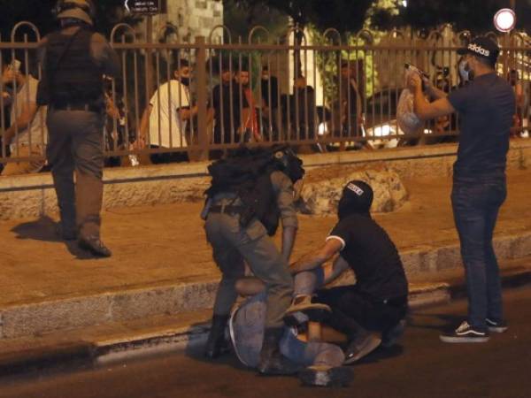 Policías israelíes, uniformados y de paisano, arrestan a un palestino cerca de la Puerta de Damasco en el este de Jerusalén durante choques entre policías y manifestantes palestinos. Foto:AP