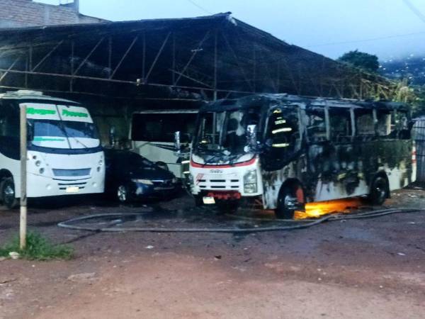 Un bus quedó totalmente calcinado en un incendio registrado la madrugada del domingo en un parqueadero de buses en El Carrizal, cerca del puente, donde otro incendio consumió cinco puestos de venta.