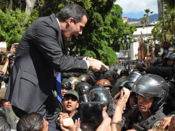 “¡Tú no decides quién ingresa!”, exclamó Guaidó ante el rostro del joven que le impedía llegar a las lujosas salas de la cámara. Foto: AFP.