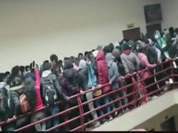 Imágenes de televisoras y redes sociales mostraron a estudiantes apretujados en un estrecho pasillo del cuarto piso de su facultad.