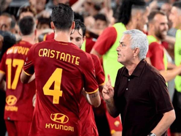 El entrenador de la Roma Portugal, José Mourinho (d), habla con el mediocampista italiano de la Roma, Bryan Cristante, durante el partido de fútbol de la Serie A italiana entre el AS Roma y el Sassuolo en el Estadio Olímpico de Roma el 12 de septiembre de 2021. Foto: Vincenzo Pinto / AFP