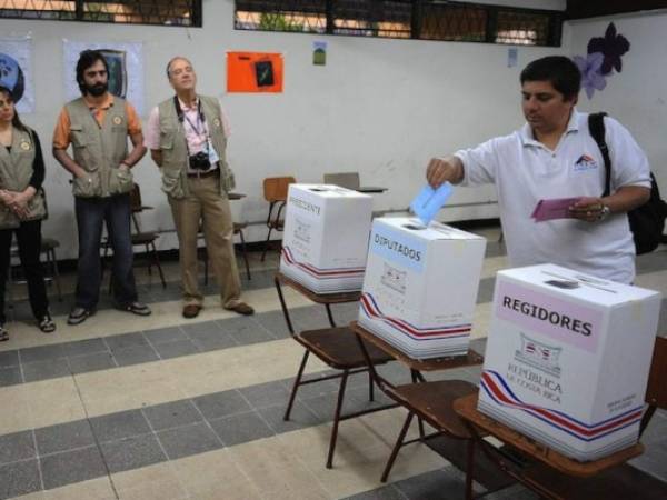 Los votantes llegaron a ejercer el sufragio desde muy temprano. Foto: Agencia AFP