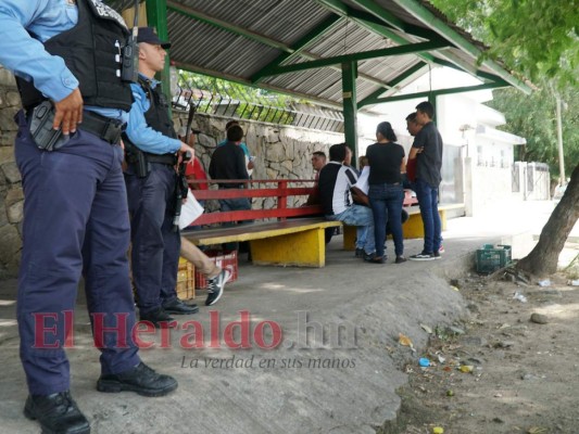 Efectivos de la Policía custodiaron ayer la morgue de SPS mientras eran retirados los parientes asesinados de “Gato Negro”.