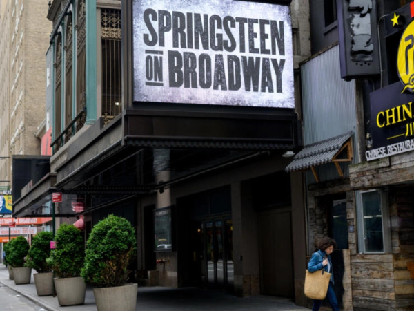 Un acuerdo tentativo logrado a último momento evitó una huelga que hubiera cerrado 28 espectáculos en Broadway, Nueva York.