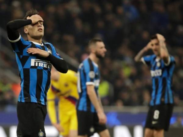 Lautaro Martínez (izquierda) del Inter de Milán reacciona tras desperdiciar una ocasión de gol ante Barcelona en el partido por la Liga de Campeones. AP Foto/Luca Bruno