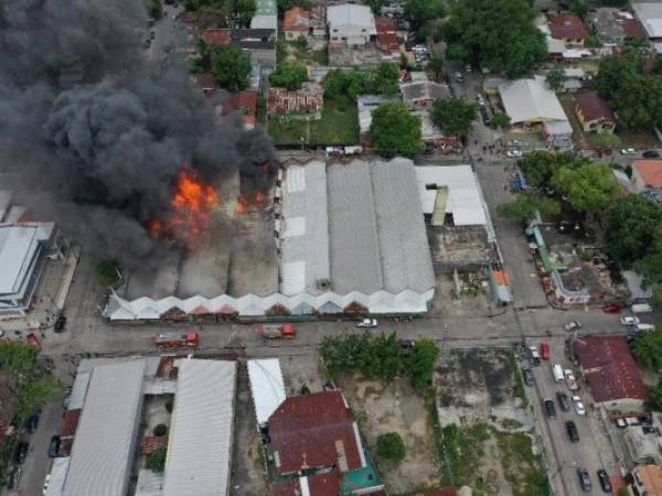 Las tomas aéreas muestran el momento en que el mercado era consumido por el fuego.