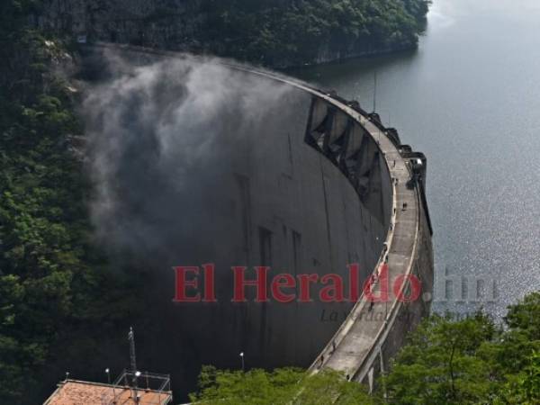 El 17 de noviembre iniciaron las descargas en la represa El Cajón. AFP.