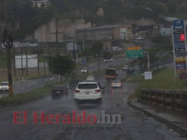 La población debe estar alerta ante posibles derrumbes e inundaciones en su entorno y tomar las medidas preventivas necesarias. Foto: Alex Pérez/ EL HERALDO.