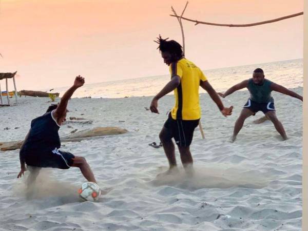 En la comunidad de Corozal se impulsa el fútbol playa amateur. Con porterías de ramas, muchos jóvenes exhiben su talento sobre la arena.