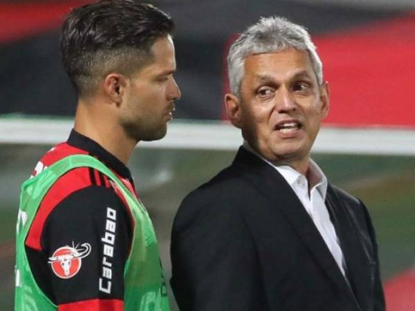 Reinaldo Rueda platica con el jugador Diego Ribas del Flamengo. Foto: Zonacero.com