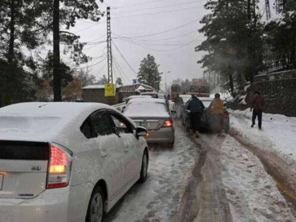 La oficina del jefe de la provincia de Punyab anunció que Murree fue declarado 'zona de desastre' y urgió a la gente a no viajar a la localidad. Foto: AFP