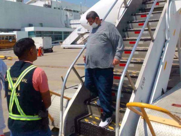 José Inocente llegó en un vuelo de deportados a Honduras, al descender del avión fue detenido unas horas por las autoridades hondureñas.