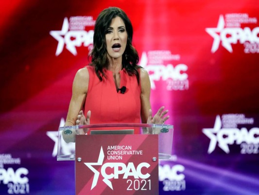 La gobernadora de Dakota del Sur Kristi Noem hablando en la Conferencia de Acción Política Conservadora (CPAC) en Orlando, Florida. (AP Foto/John Raoux, Archivo).