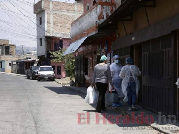 Los equipos de reacción y respuesta visitaron la colonia La Rosa para darle seguimiento al estado de salud de las personas infectadas con el nuevo coronavirus.