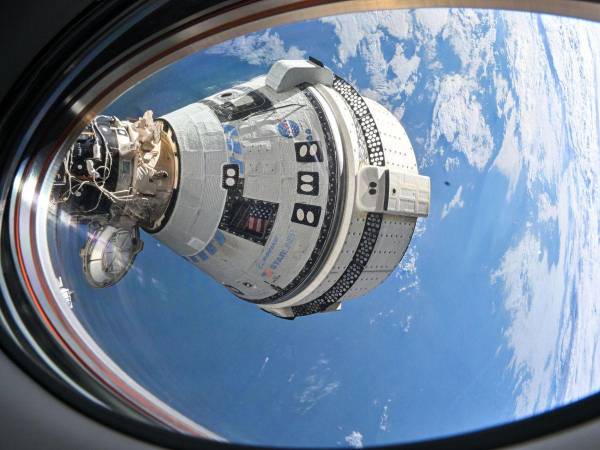 Fotografía sin fecha cedida tomada desde una ventana de la nave espacial SpaceX Dragon Endeavour donde se muestra a la cápsula Straliner acoplada al puerto delantero del módulo Harmony.