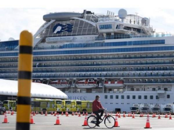 Se trata de 129 canadienses que se transportaban a bordo del barco donde dos pasajeros murieron a causa del virus y dos más han resultado infectados. Foto: AFP