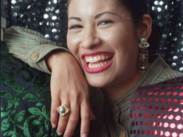 Selena “amó” el anillo que le regaló Yolanda, según reveló en una ocasión su viudo Chris Pérez.