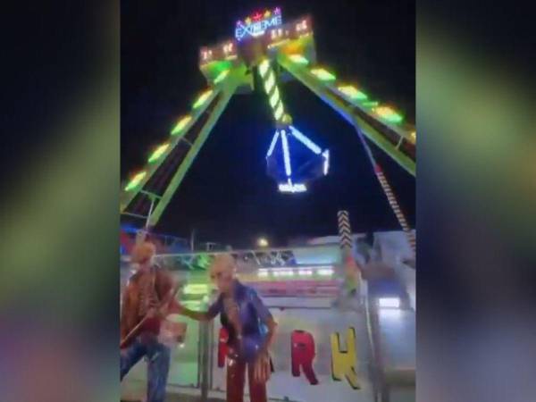 Un juego mecánico conocido como “Extreme” colapsó en plena feria de Daule, Ecuador, dejando al menos 10 personas heridas y provocando momentos angustiantes entre los presentes.