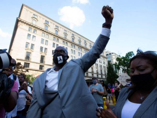 'Justicia para George', dijo Philonise Floyd a periodistas camino a la audiencia. Foto: Agencia AFP.