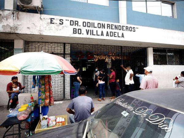 El centro de salud se encuentra totalmente lleno de ciudadanos en busca de atención médica.