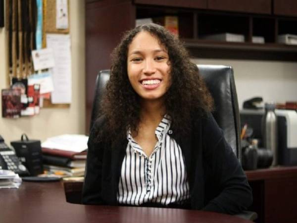 Su nombre es Kristine Guillaume, tiene 20 años de edad, y estudia literatura afroamericana en Harvard. (Foto: Cortesía www.africanexponent.com)