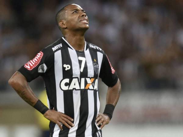 Robinho de 40 años de edad es recordado por su gran carrera en el fútbol de Europa.