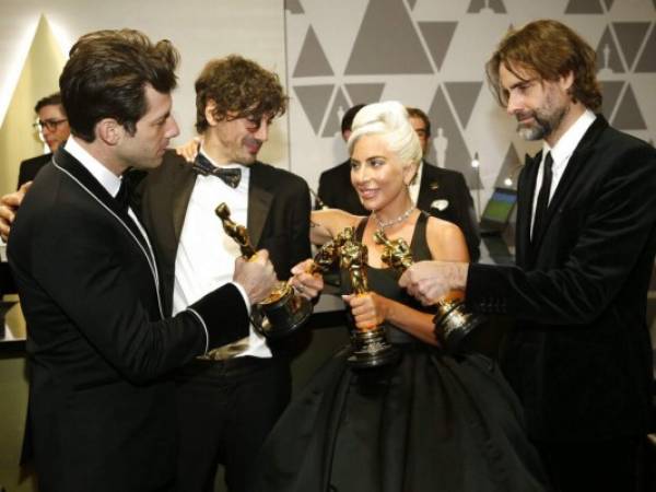 Lady Gaga causó sensación al caminar con su cabello platino y su trofeo dorado a la mejor canción original por 'Shallow' de 'A Star Is Born”. (Foto: AP)