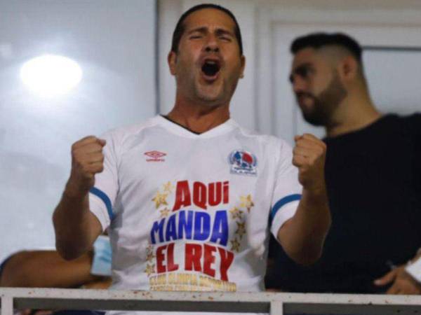 Pernía incluso lució la camiseta del León y mostró su simpatía con el equipo merengue.