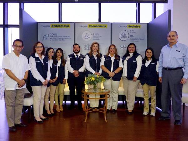 Julio Gom, consultor de Fundahrse y del equipo Banpaís: Nidia Manzanares, Evelyn Ramos, Gilma Gómez, Daniel Martínez, Ana Pacheco, Marialex Boesch, Lennis Durón e Inti Alvarado y; Roberto Leiva, Director Ejecutivo de Fundahrse.