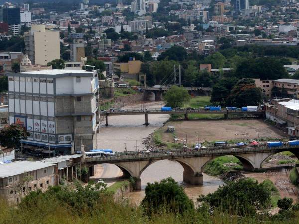 El río Choluteca se ha considerado por años como la línea divisoria entre Tegucigalpa y Comayaguela. Los expertos consideran que su cauce debería ser aprovechado para el desarrollo integral de las ciudades.