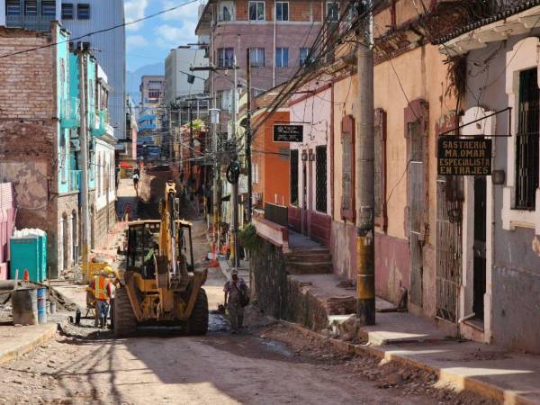 Los trabajos que se ejecutan en la avenida Cervantes abarcan 1.3 kilómetros desde el paseo San Rafael hasta el paseo Marco Aurelio Soto.