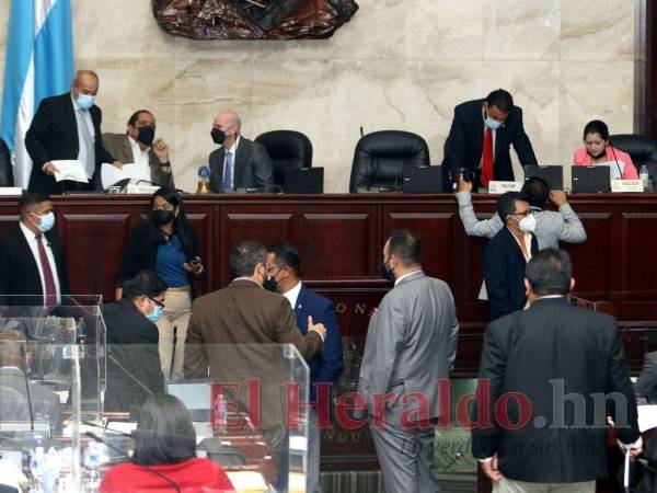 Los integrantes de la comitiva designada por el Congreso Nacional de Redondo sostendrán este martes una reunión para definir los mecanismos que permitan nombrar a las autoridades faltantes.