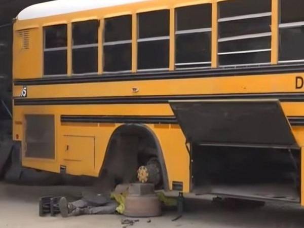 Así quedó el cuerpo del infortunado conductor de bus.