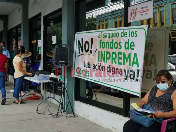 Más de 16,000 docentes jubilados exigen sus 60 rentas.