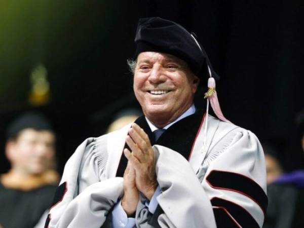 Julio Iglesias sonríe al recibir un doctorado honoris causa en música del Berklee College of Music en las ceremonias de inicio de curso. Foto: AP.