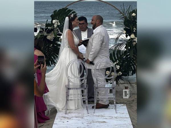 El ministro de Educación, Daniel Sponda, y la diputada liberal, Erika Urtecho, sellaron su amor frente al altar. Estas son las imágenes que seguramente no habías visto de la boda religiosa.