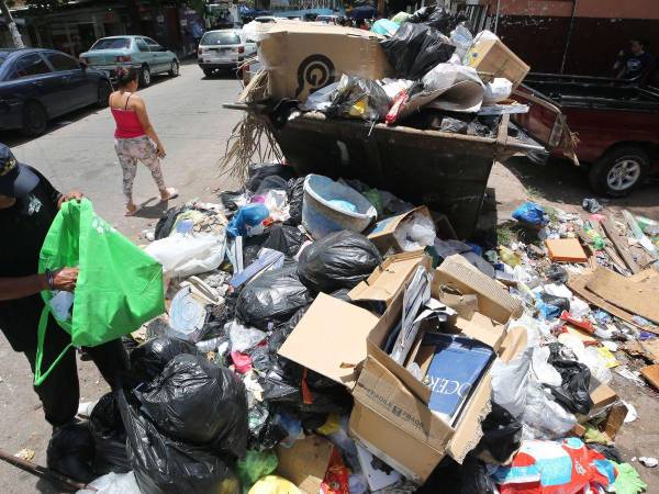 En la colonia Hato de Enmedio son insuficientes los contenedores para la gran cantidad de basura que generan.