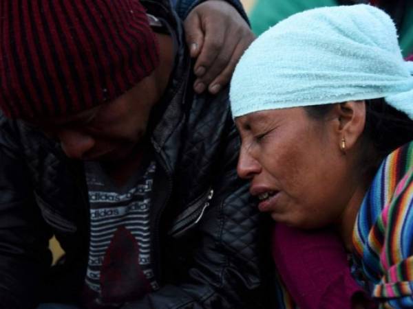 En medio del llanto y dolor, decenas de índigenas guatemaltecos recibieron en ataúdes los restos de los 18 muertos que dejó la embestida de un tráiler en una carretera en el oeste de Guatemala. Fotos: AFP