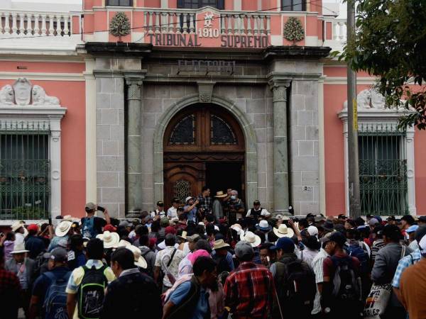 Los grupos indígenas llegaron hasta el tribunal.