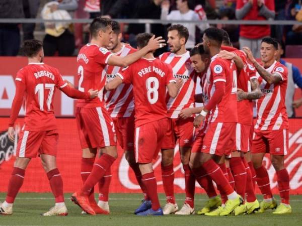 Así celebró el Girona el gol anotado en las postrimerías de la primera mitad. Foto AFP