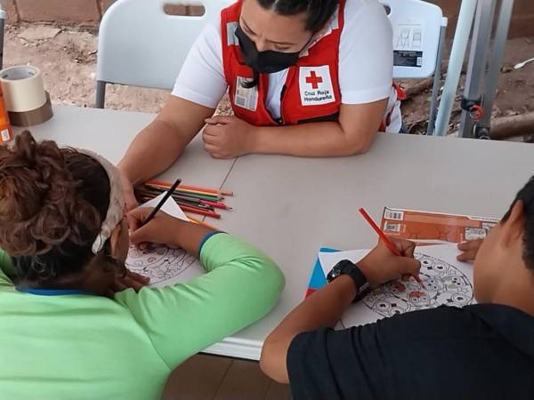 Con dibujos para colorear son entretenidos los niños que llegan hasta la morgue y no presenciar el retiro de los cuerpos de los familiares