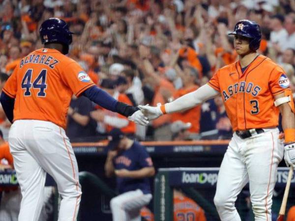 Mauricio Dubón, a punto de tomar por tercera vez el bate de béisbol.